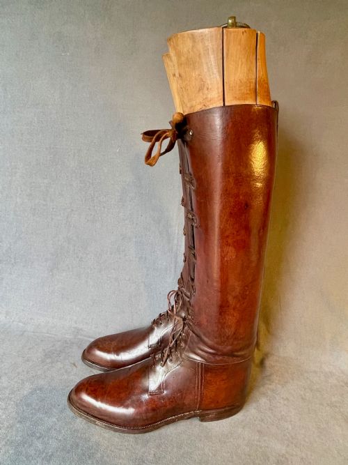 MAGNIFICENT PAIR OF LEATHER RIDING BOOTS - ADDITIONAL PHOTO 11