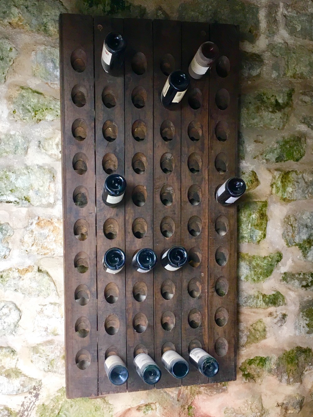 Wall-mounted wine rack