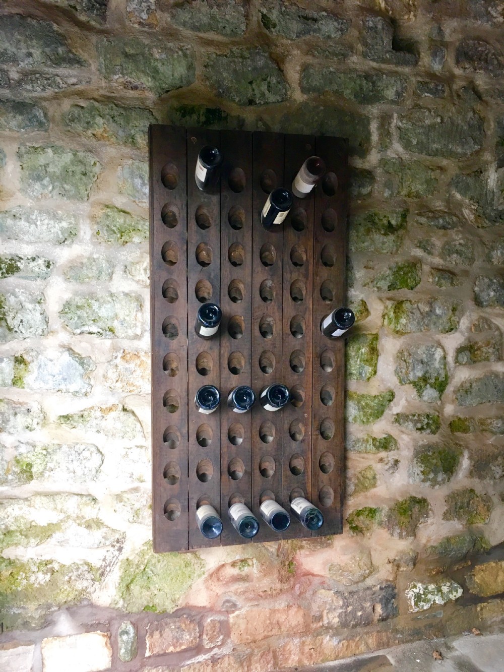 Wall-mounted wine rack View III