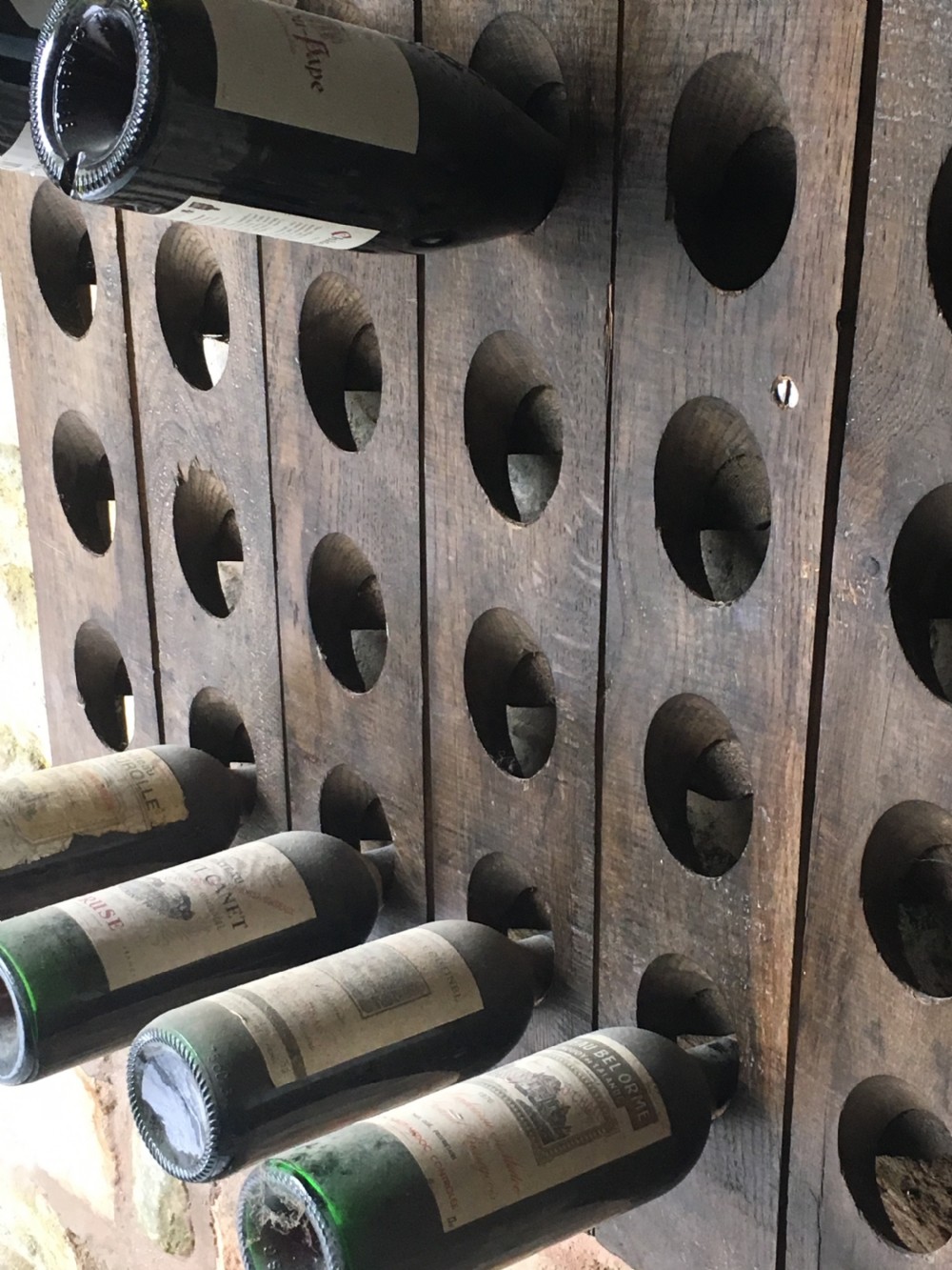 Wall-mounted wine rack View IX