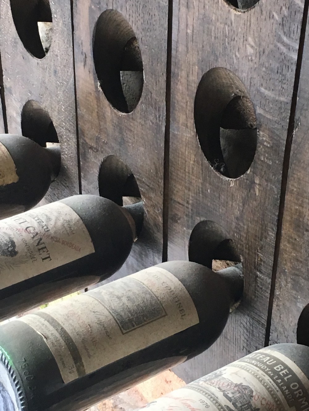 Wall-mounted wine rack View XVI