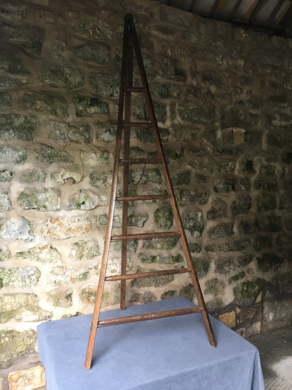 Fruit picker's ladder — towel rail View II