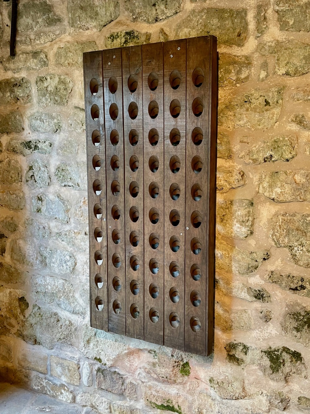 Wall-mounted wine rack