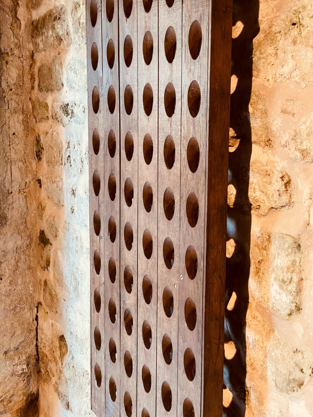 Wall-mounted wine rack View XVI