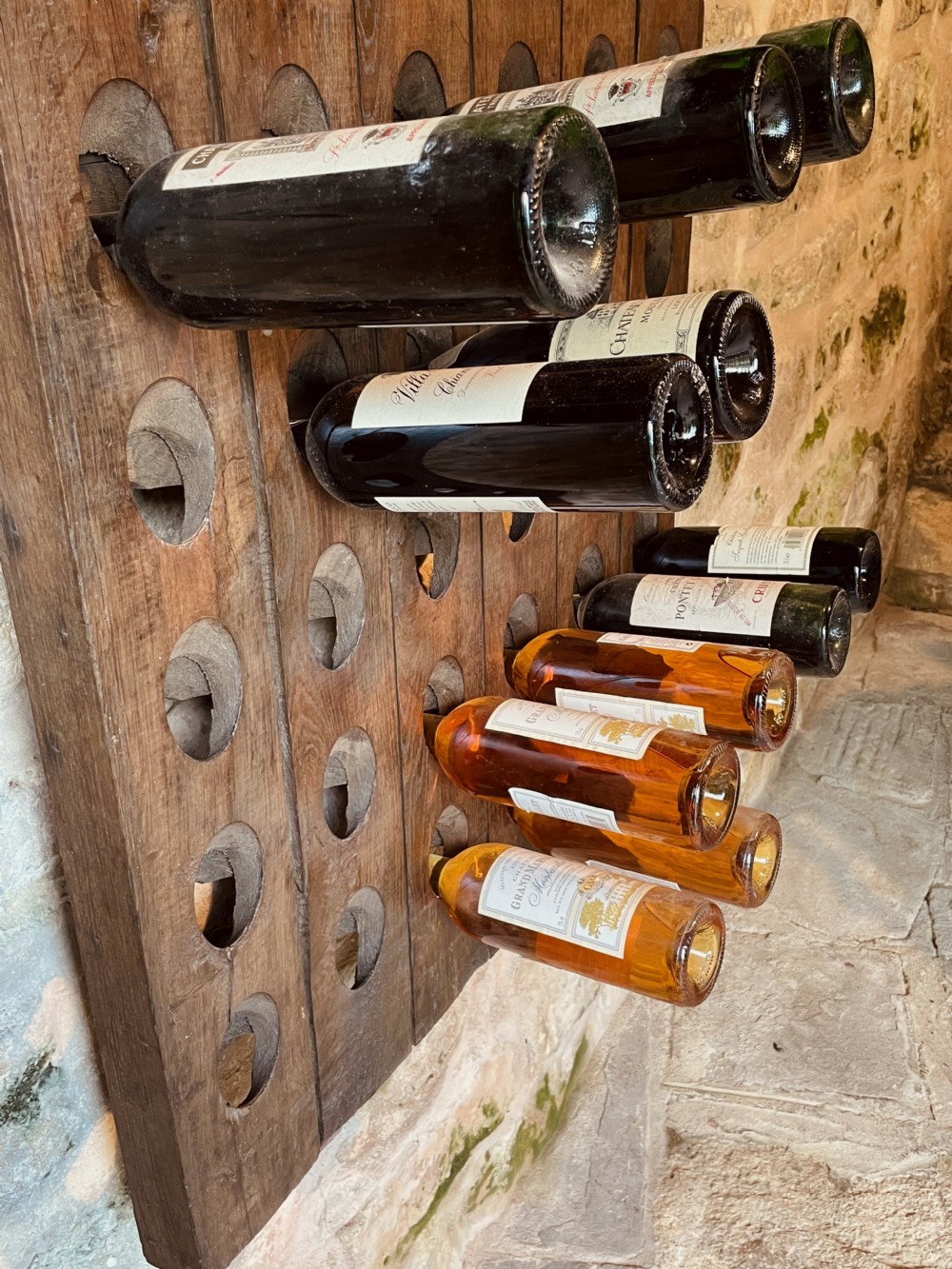 Wall-mounted wine rack View XXIX