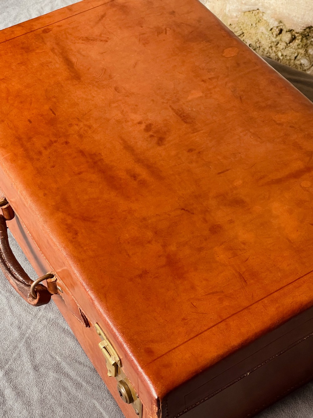 Luggage: a top quality leather suitcase View V