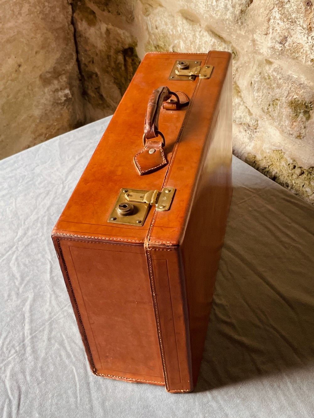 Luggage: a top quality leather suitcase View X