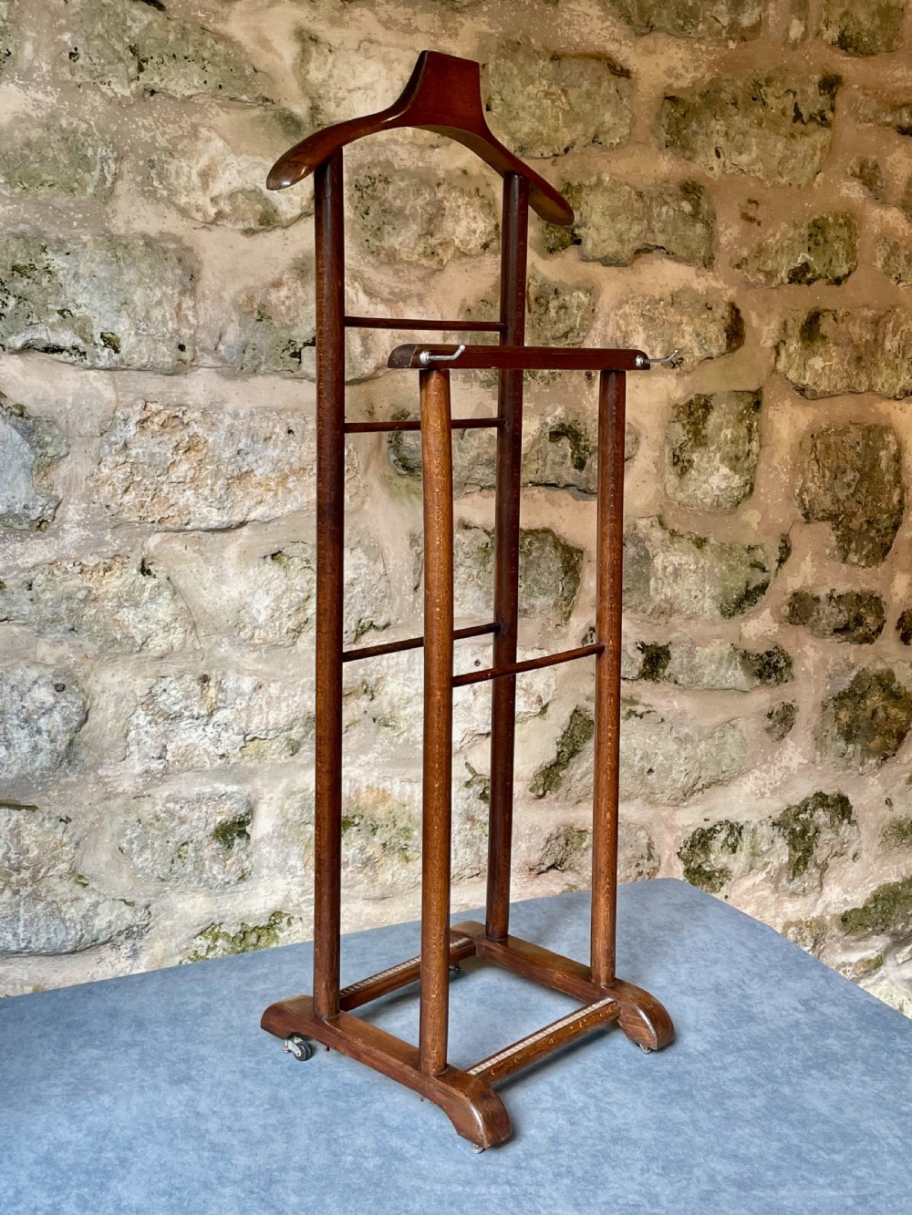 Clothes stand valet rail