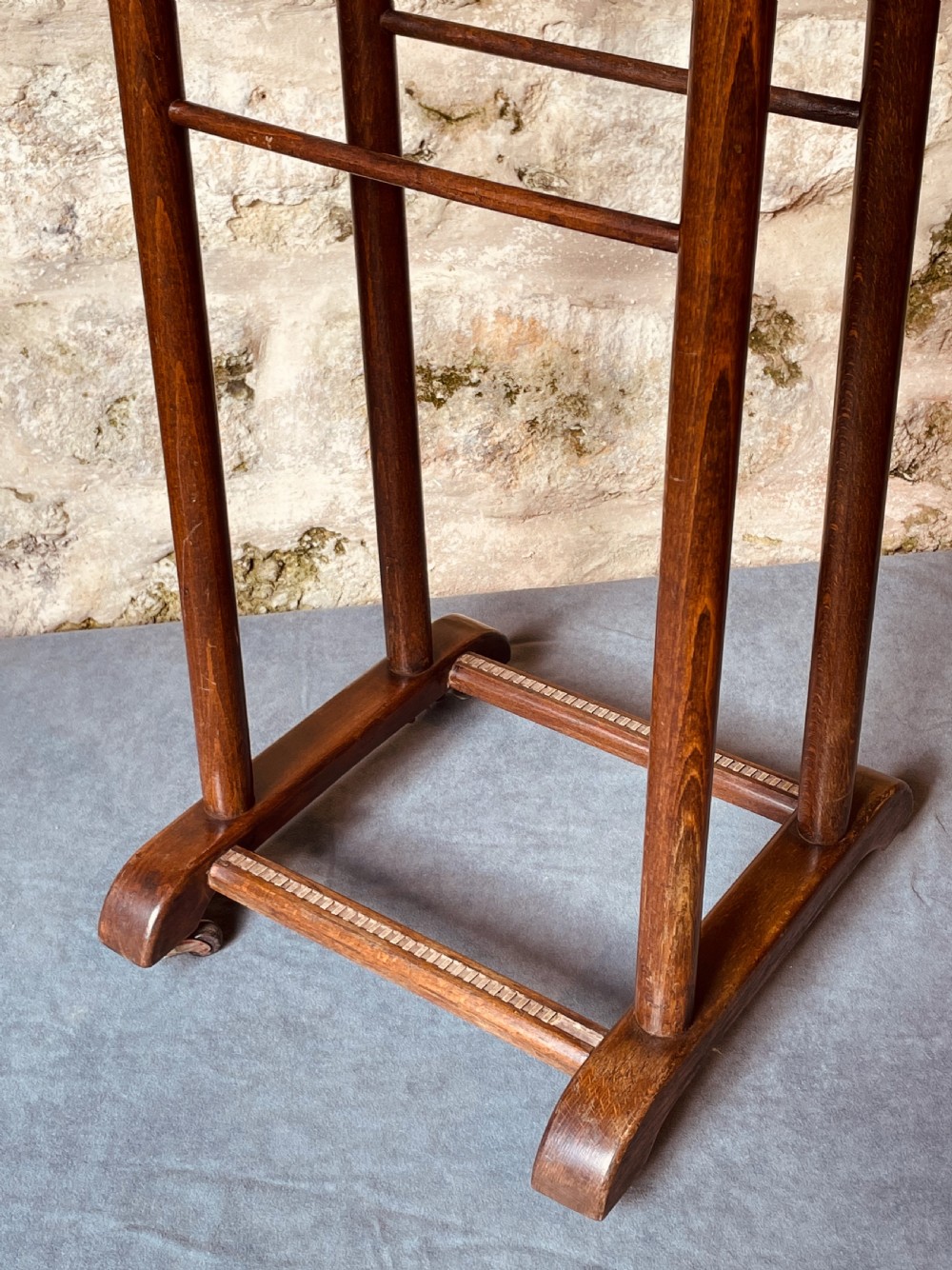 Clothes stand valet rail View V