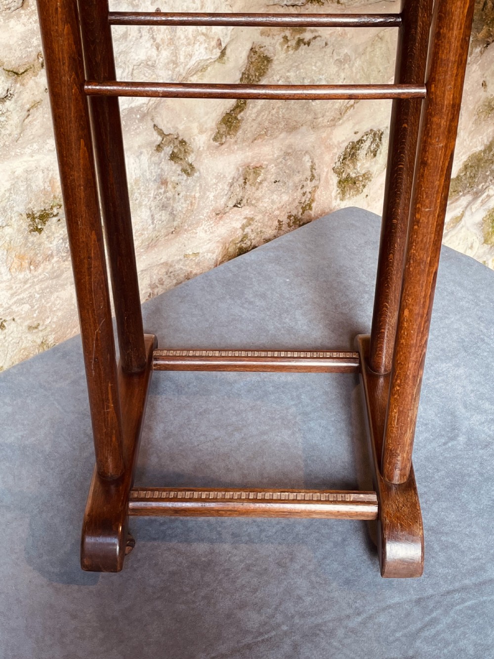 Clothes stand valet rail View VI