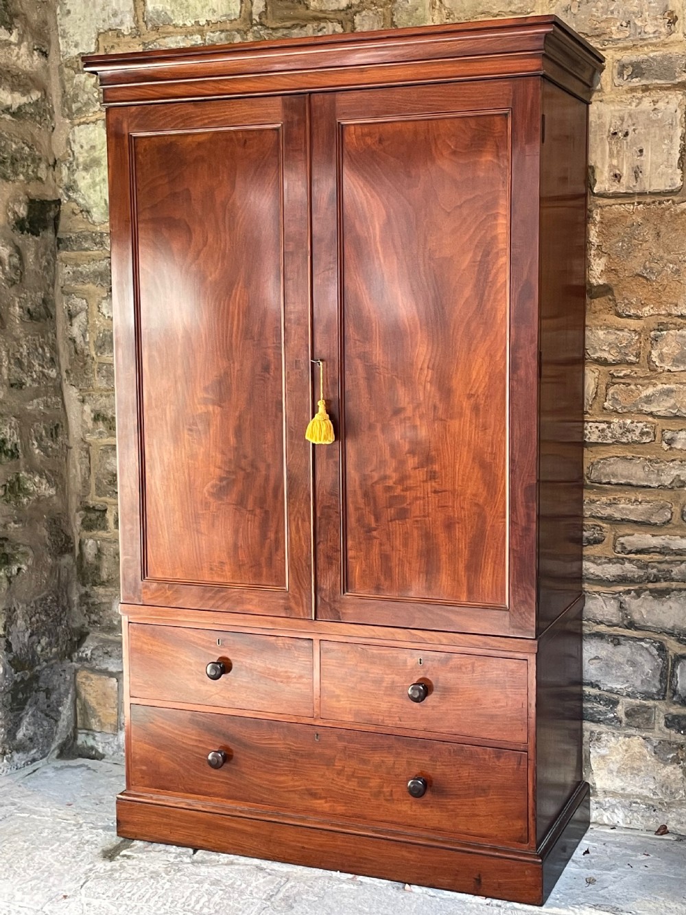 Top quality two-door wardrobe View II