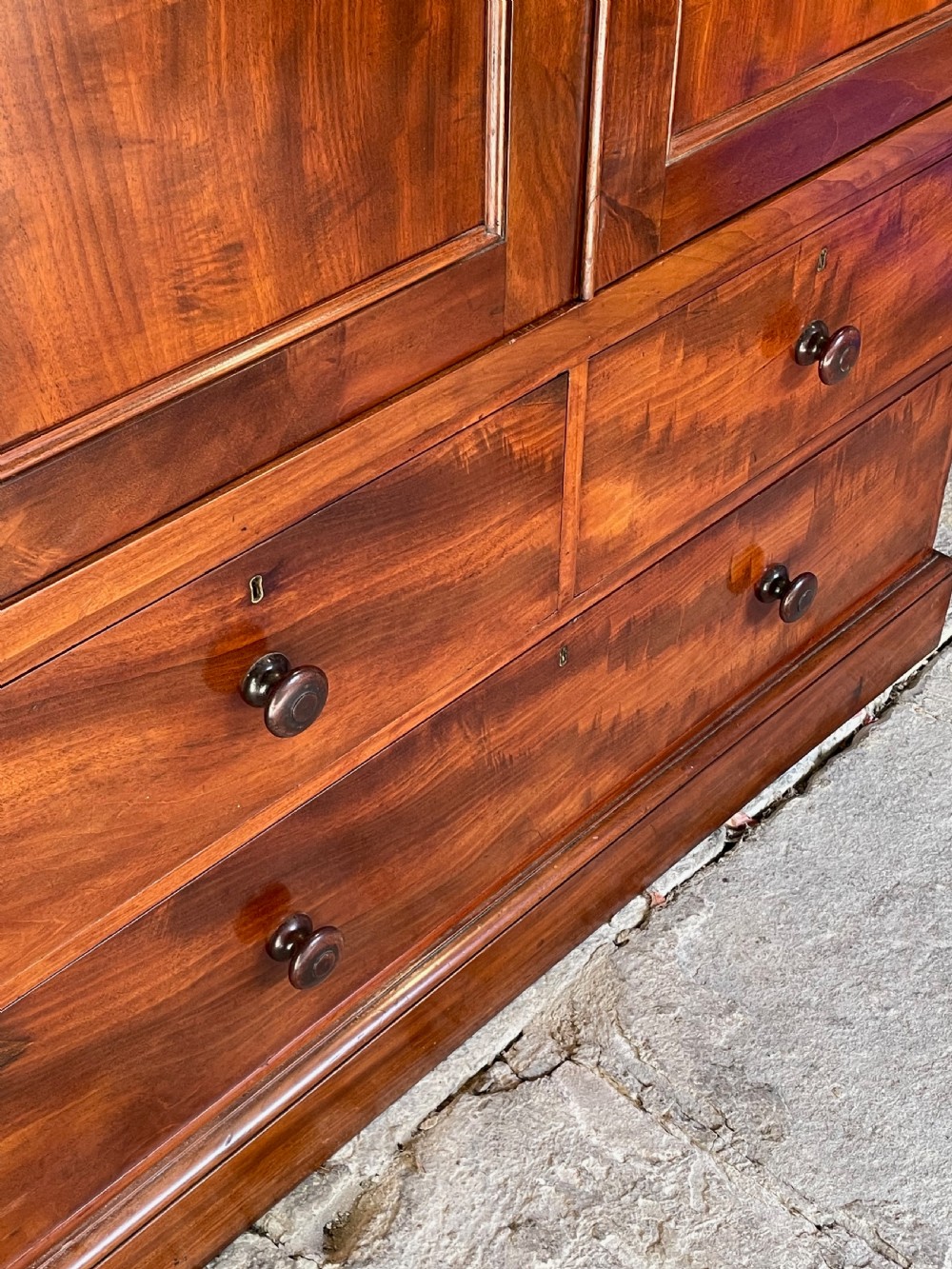 Top quality two-door wardrobe View VIII