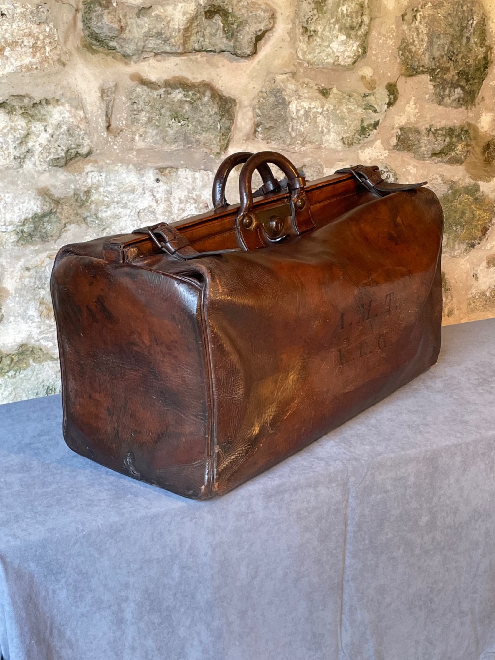 Leather luggage: a large Gladstone bag View III