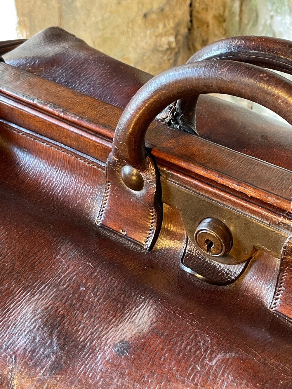 Leather luggage: a large Gladstone bag View V