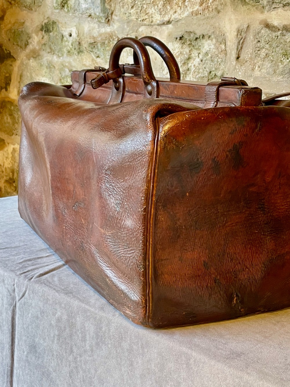 Leather luggage: a large Gladstone bag View VI