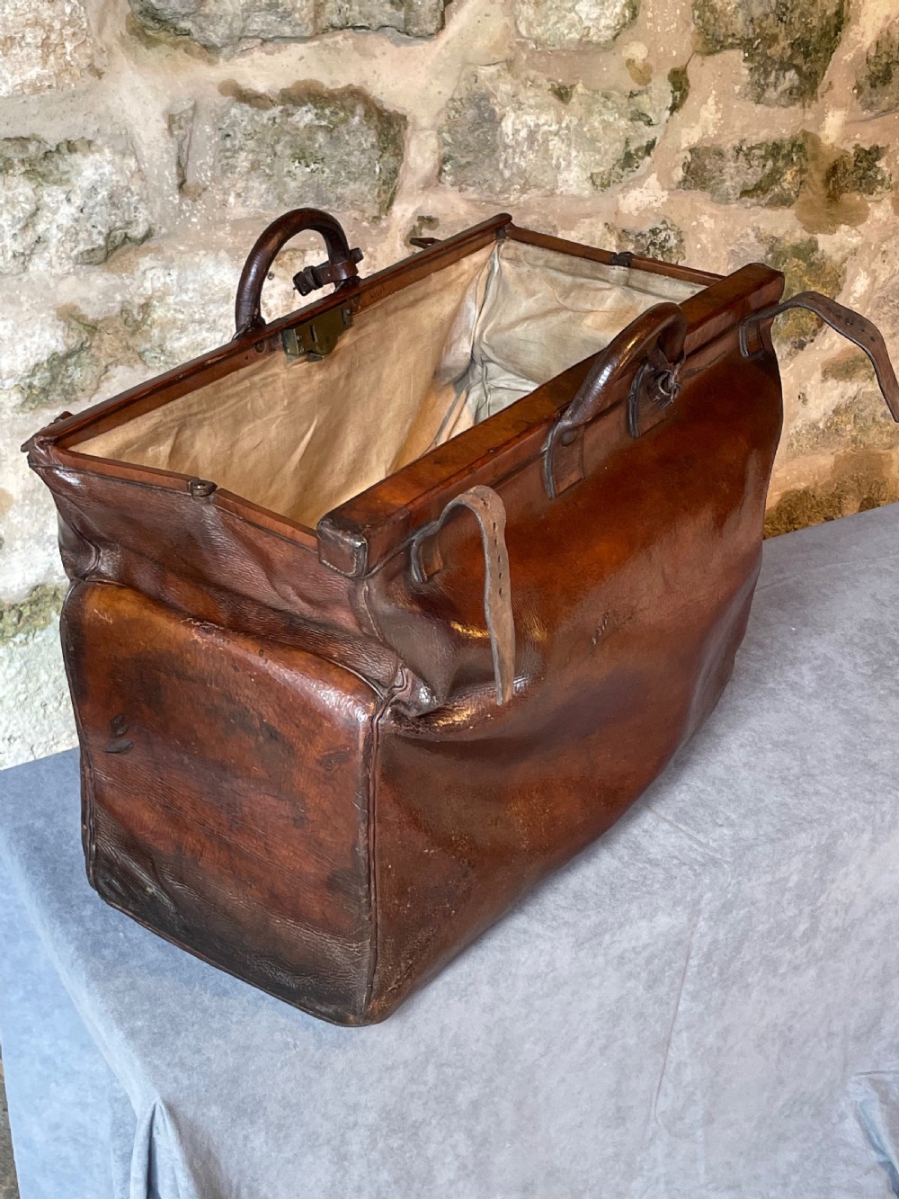 Leather luggage: a large Gladstone bag View IX
