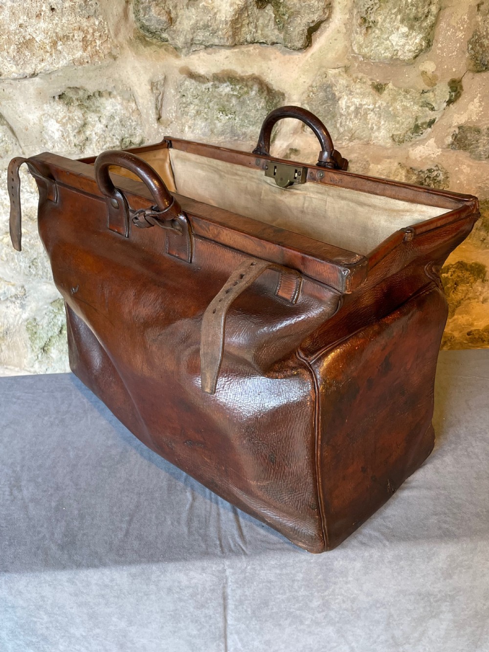 Leather luggage: a large Gladstone bag View XI