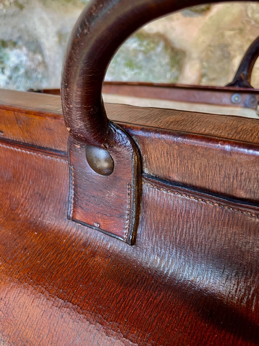 Leather luggage: a large Gladstone bag View XII