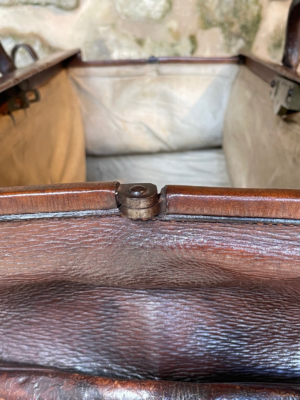 Leather luggage: a large Gladstone bag View XV