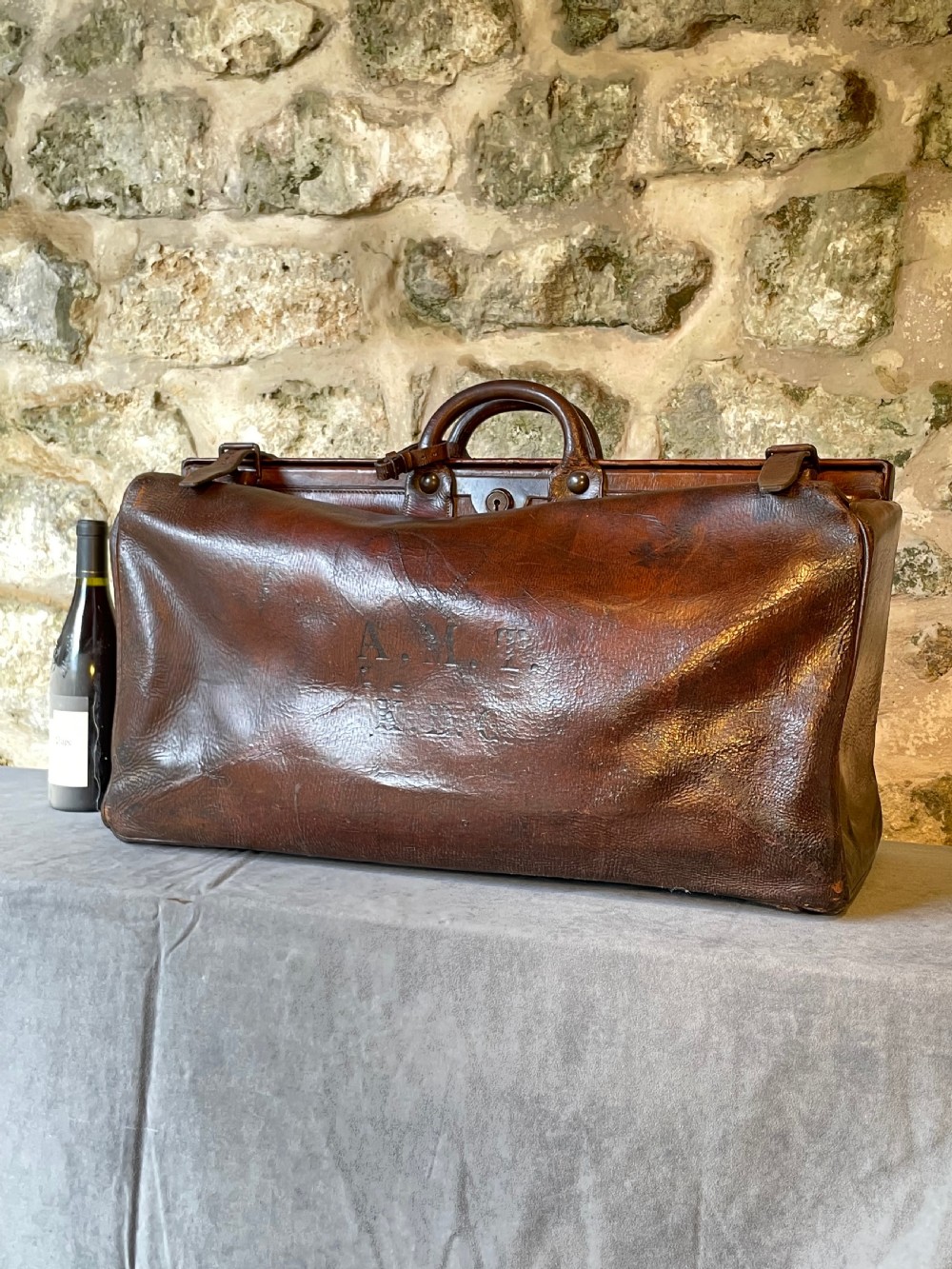 Leather luggage: a large Gladstone bag View XVI