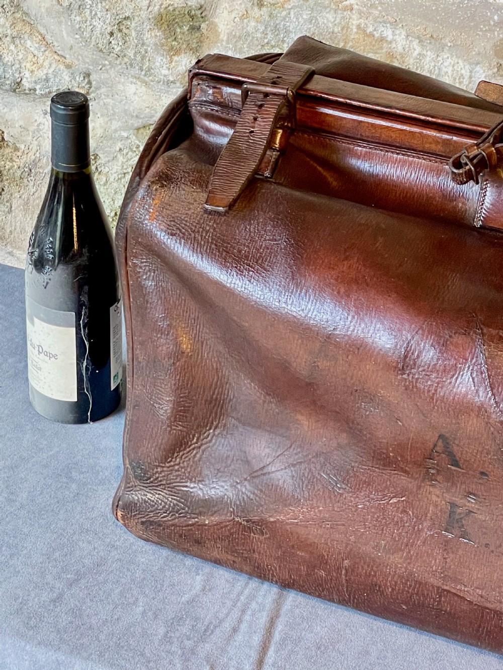 Leather luggage: a large Gladstone bag View XVII
