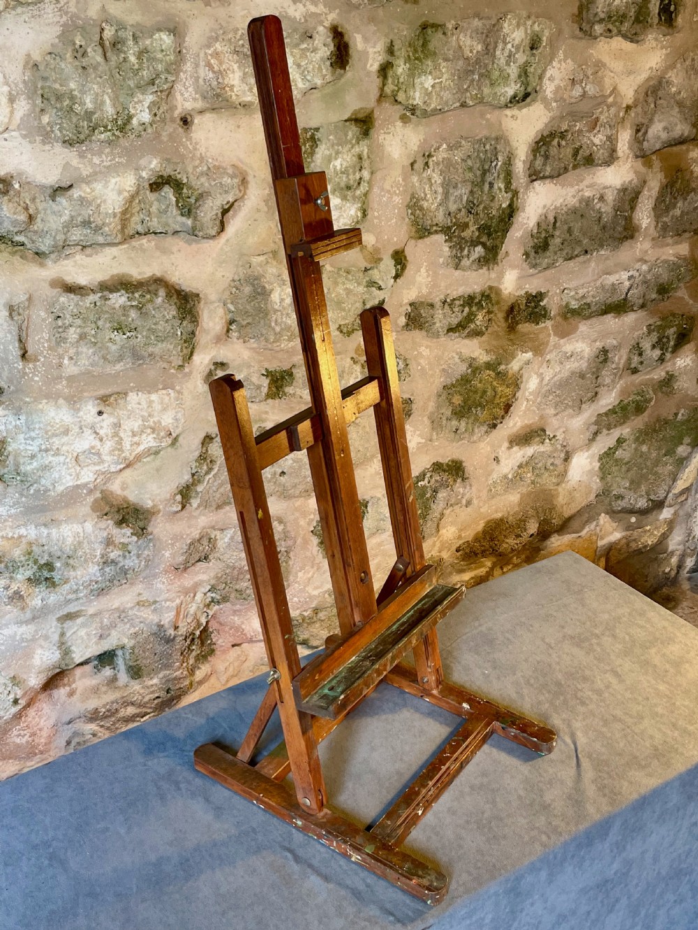 An early twentieth-century wooden tabletop artist easel with an adjustable central mast and wing nut fixings. View III