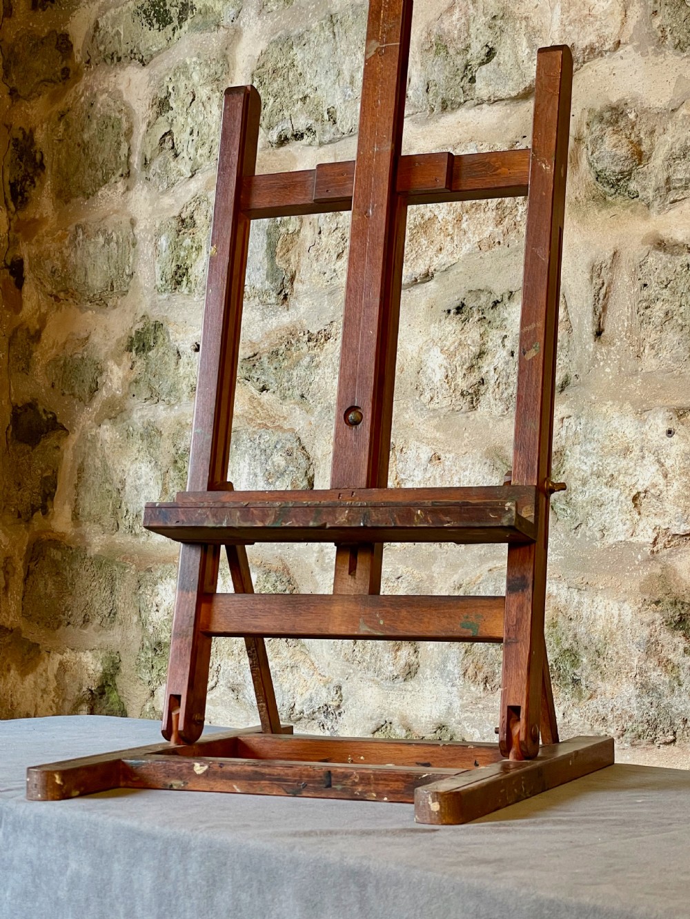 An early twentieth-century wooden tabletop artist easel with an adjustable central mast and wing nut fixings. View V