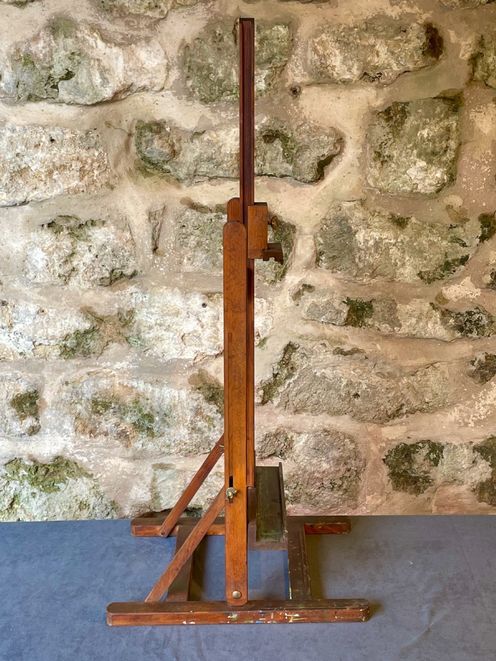 An early twentieth-century wooden tabletop artist easel with an adjustable central mast and wing nut fixings. View VII