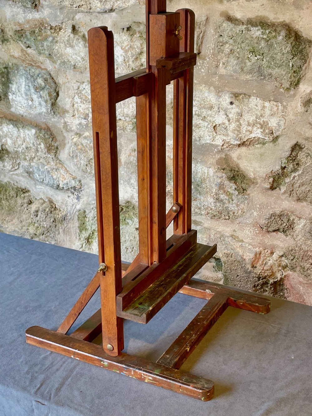An early twentieth-century wooden tabletop artist easel with an adjustable central mast and wing nut fixings. View VIII