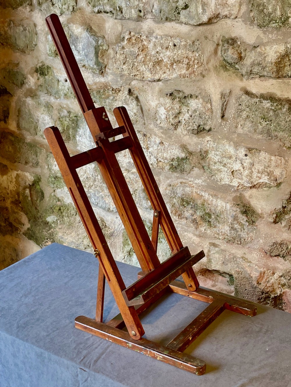An early twentieth-century wooden tabletop artist easel with an adjustable central mast and wing nut fixings. View IX