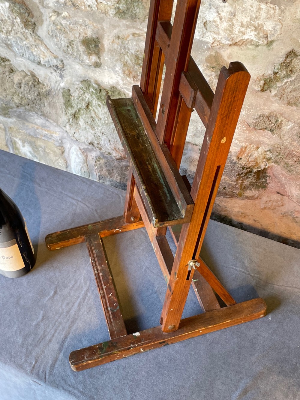 An early twentieth-century wooden tabletop artist easel with an adjustable central mast and wing nut fixings. View XIV