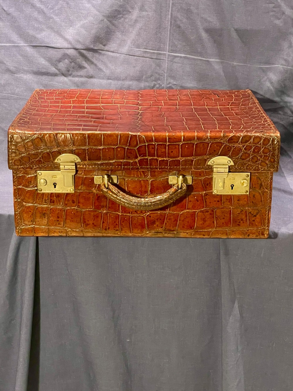 Fine leather suitcase View VI