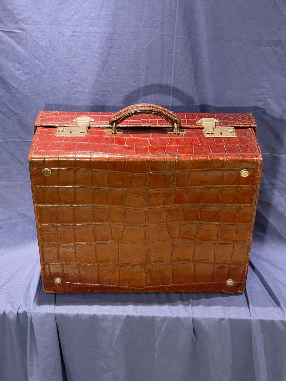 Fine leather suitcase View VIII