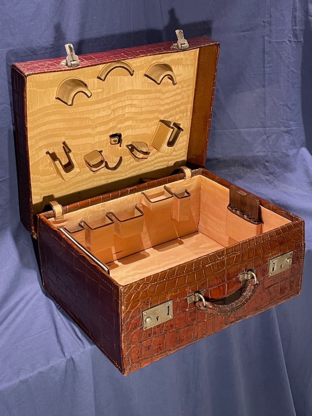 Fine leather suitcase View XIV