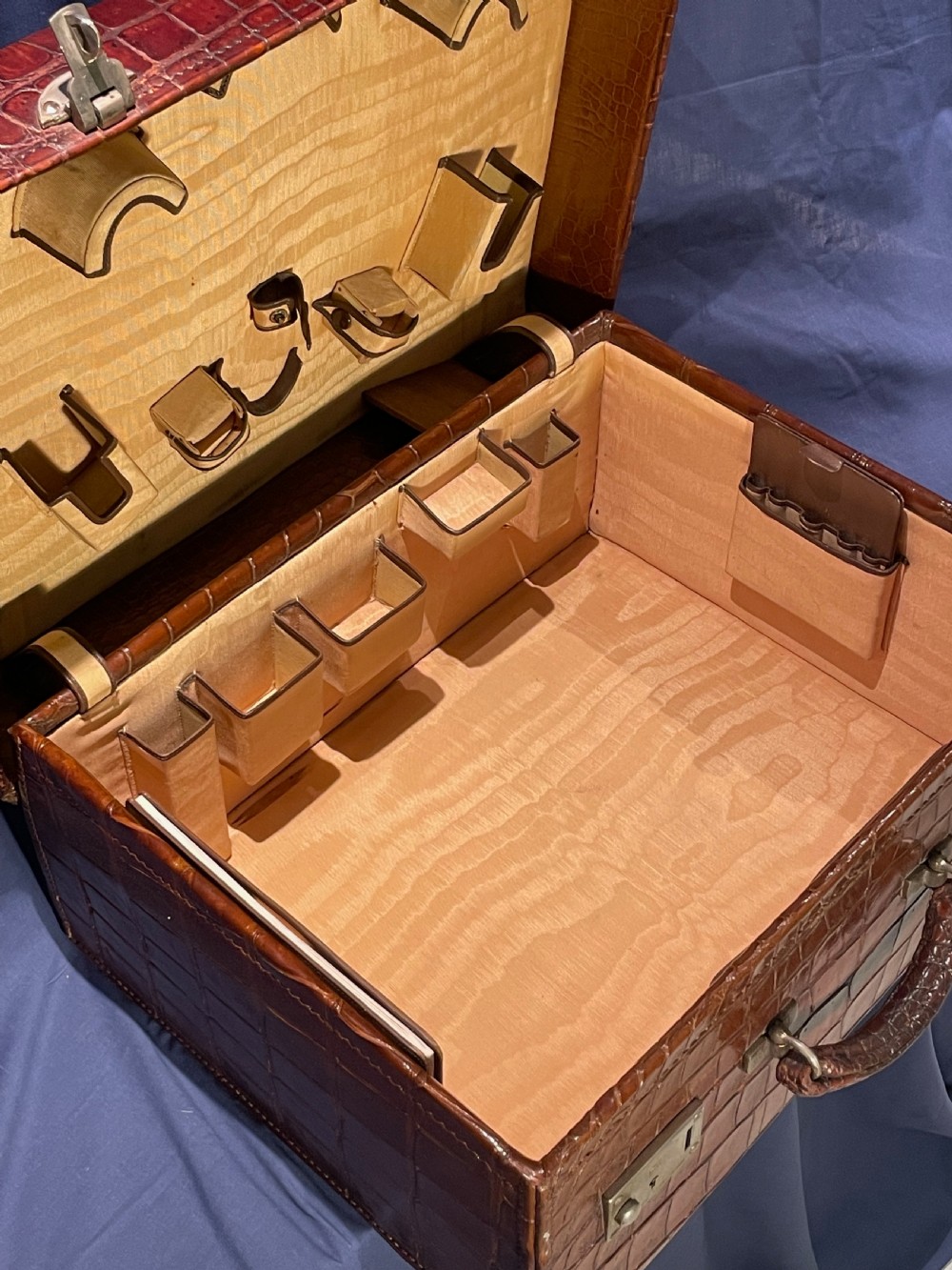 Fine leather suitcase View XVI