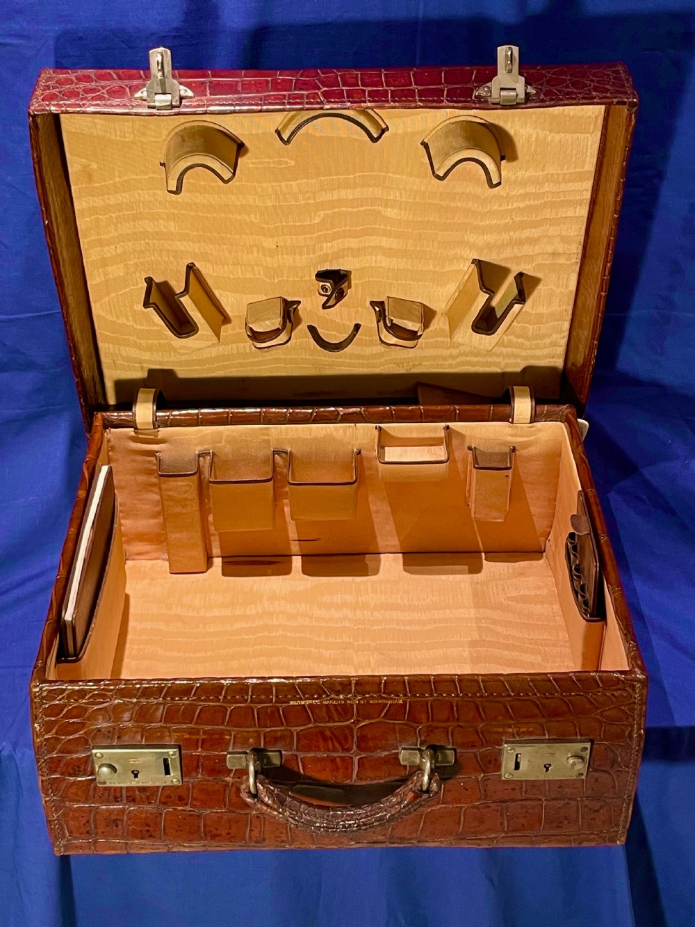 Fine leather suitcase View XVII