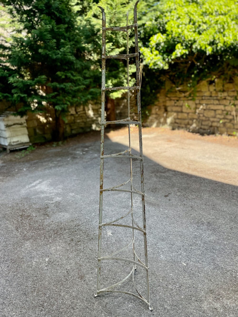 Pot stand or saucepan stand