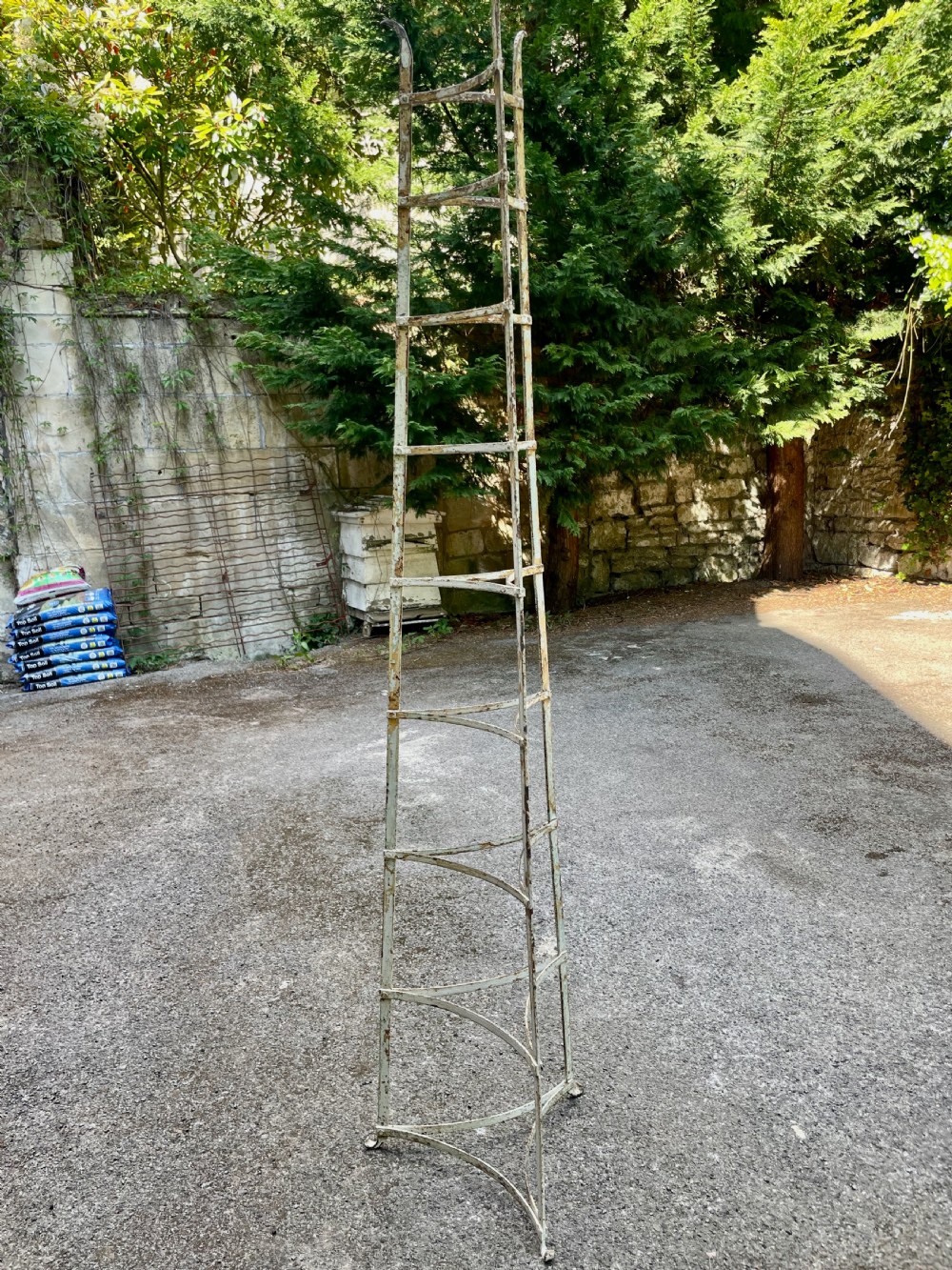 Pot stand or saucepan stand View III