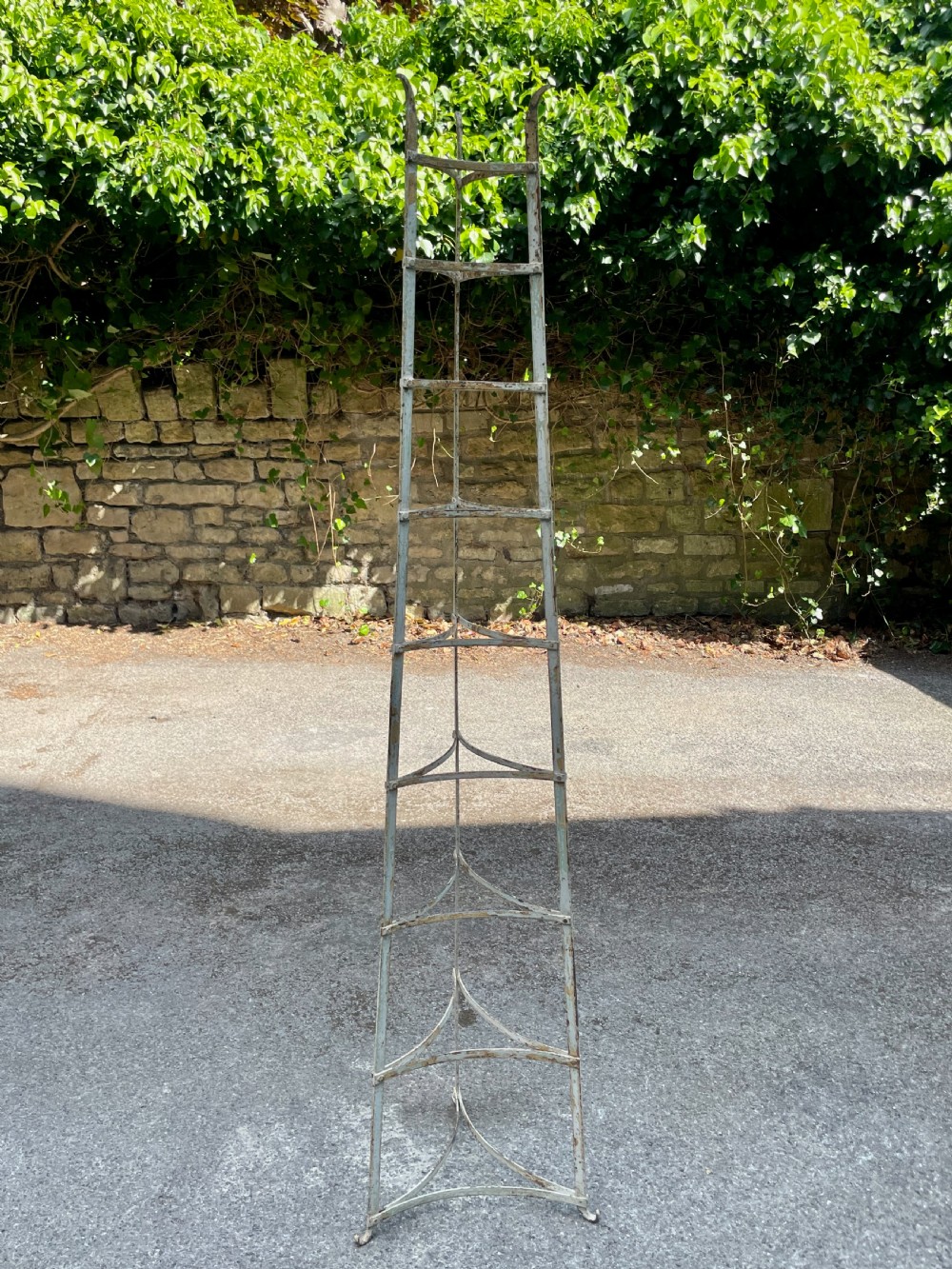 Pot stand or saucepan stand View XII