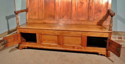 fig 2. Beautiful Georgian Elm Welsh Settle c. 1790