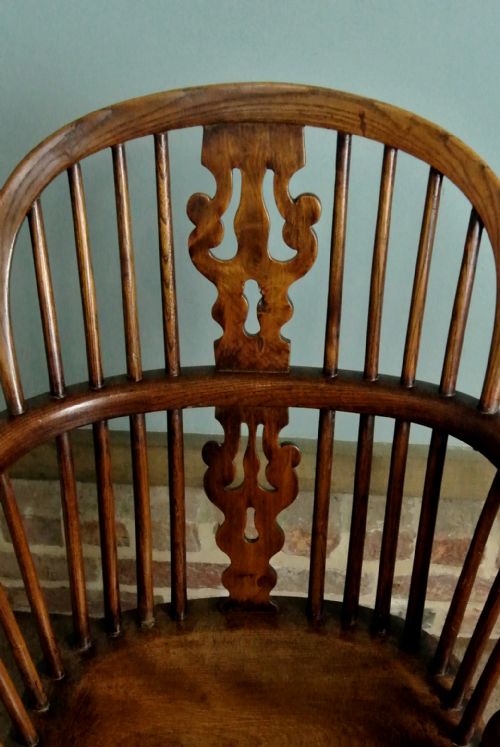 fig 2. Early Low Back Yew Splat Windsor Chair by Benjamin Gilling c. 1850