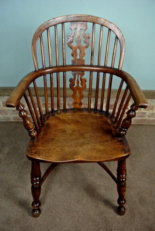 fig 3. Early Low Back Yew Splat Windsor Chair by Benjamin Gilling c. 1850