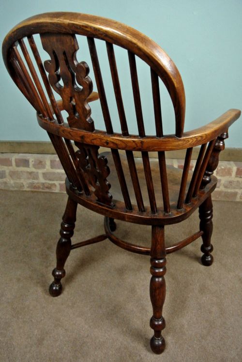 fig 4. Early Low Back Yew Splat Windsor Chair by Benjamin Gilling c. 1850