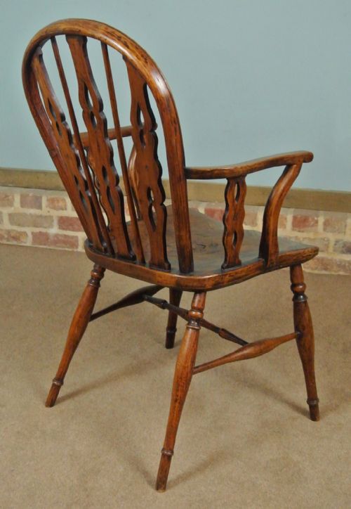 fig 2. A Thames Valley Yew and Elm Windsor Chair by Robert Prior c. 1830