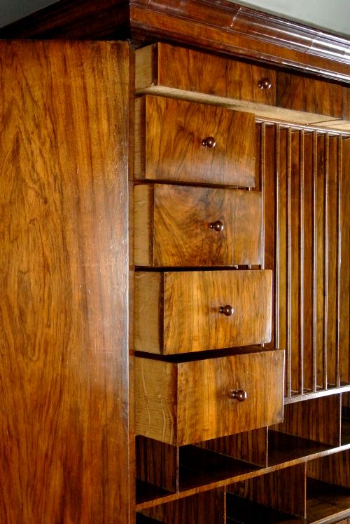 EXEMPLARY GEORGE I MULBERRY BUREAU BOOKCASE C 1720 - ADDITIONAL PHOTO 5