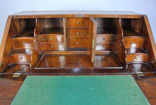 GEORGE II WALNUT BUREAU OF SMALL PROPORTIONS C 1740 - ADDITIONAL PHOTO 2