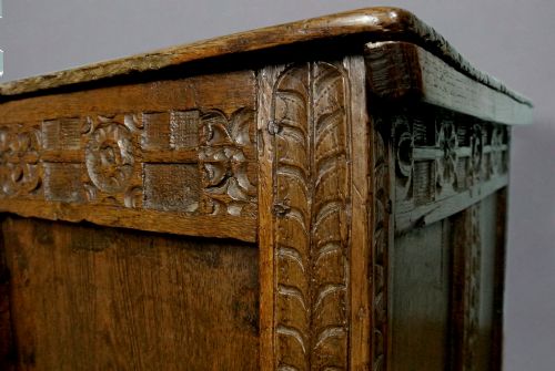 SUPERB EARLY 17TH CENTURY OAK COFFER C 1630 - ADDITIONAL PHOTO 1