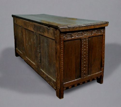 SUPERB EARLY 17TH CENTURY OAK COFFER C 1630 - ADDITIONAL PHOTO 3