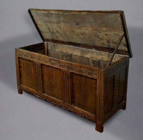 SUPERB EARLY 17TH CENTURY OAK COFFER C 1630 - ADDITIONAL PHOTO 4