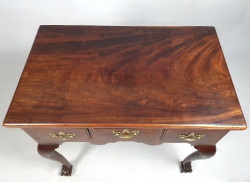 GEORGE III RED WALNUT LOWBOY ON BALL AND CLAW FEET C 1775 - ADDITIONAL PHOTO 4